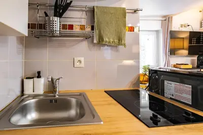 Cuisine ou kitchenette dans l'établissement Studio in heart of Paris