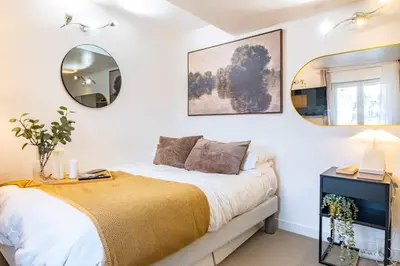 Un ou plusieurs lits dans un hébergement de l'établissement Studio in heart of Paris