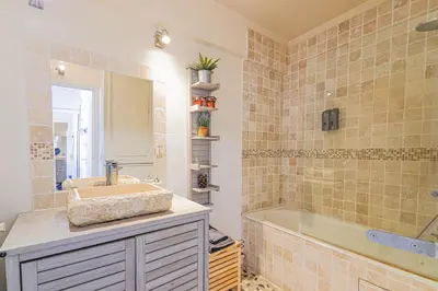 Salle de bains dans l'établissement Studio Apartment-4P -Pierre Levé with NetFlix