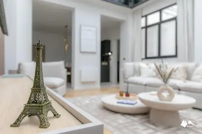 Coin salon dans l'établissement MBA - Échiquier 1 Luxury Apartment Paris Center