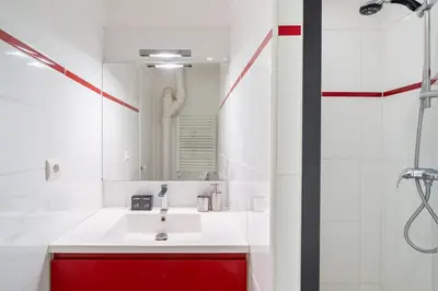 Salle de bains dans l'établissement Studio rénové au coeur du 5ème arrondissement