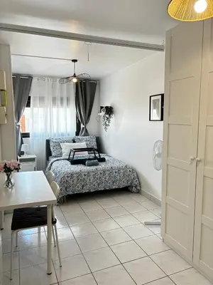 Un ou plusieurs lits dans un hébergement de l'établissement Studio cosy avec vidéoprojecteur, à 100m du métro