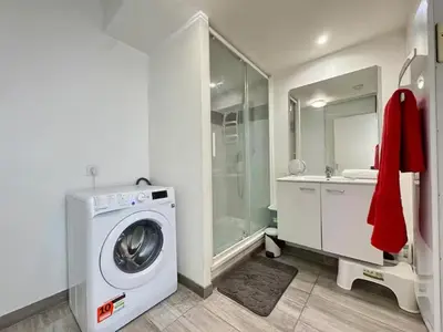 Salle de bains dans l'établissement Apartment Paris La Défense Eiffel Tower Skyline