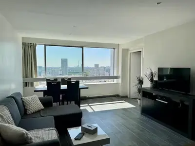 Télévision ou salle de divertissement dans l'établissement Apartment Paris La Défense Eiffel Tower Skyline