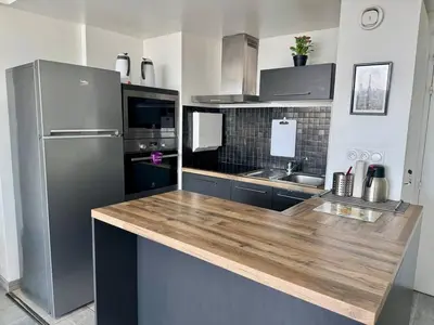 Cuisine ou kitchenette dans l'établissement Apartment Paris La Défense Eiffel Tower Skyline