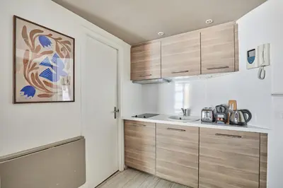 Cuisine ou kitchenette dans l'établissement Modern Suite Champs Elysées Trocadero by SP