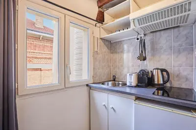 Cuisine ou kitchenette dans l'établissement Elegant Studio Center of Paris