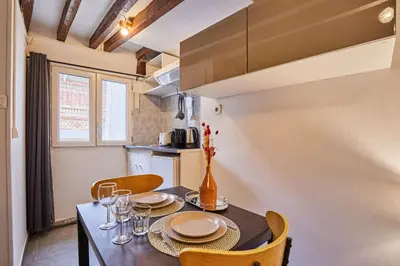 Cuisine ou kitchenette dans l'établissement Elegant Studio Center of Paris