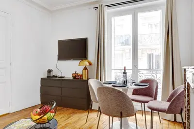 Télévision ou salle de divertissement dans l'établissement Suite Chapu - Cocon au cœur du 16e arrondissement