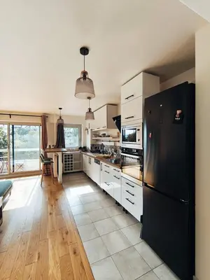 Cuisine ou kitchenette dans l'établissement Quiet Garden-Facing Retreat
