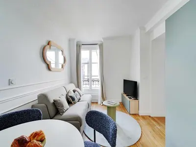 Télévision ou salle de divertissement dans l'établissement Magnificent apartment- 1BR-4P - Tour-Eiffel