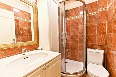 Salle de bains dans l'établissement Élégant bien situé votre havre de paix à Paris-II
