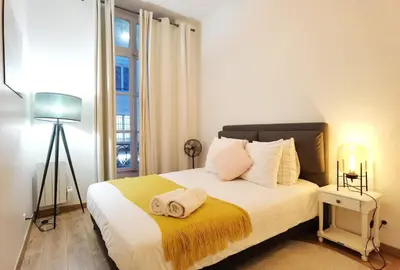 Un ou plusieurs lits dans un hébergement de l'établissement Le Marais Sunshine Apt 5 bdrs 3 mins to metro N3-10