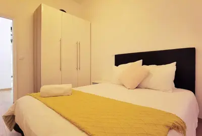Un ou plusieurs lits dans un hébergement de l'établissement Le Marais Sunshine Apt 5 bdrs 3 mins to metro N3-10