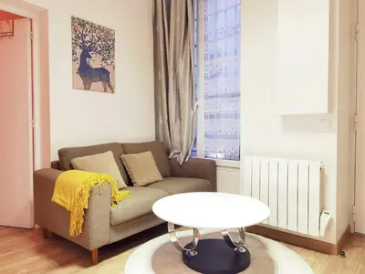 Coin salon dans l'établissement Le Marais Sunshine Apt 5 bdrs 3 mins to metro N3-10