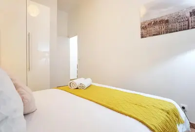 Un ou plusieurs lits dans un hébergement de l'établissement Le Marais Sunshine Apt 5 bdrs 3 mins to metro N3-10