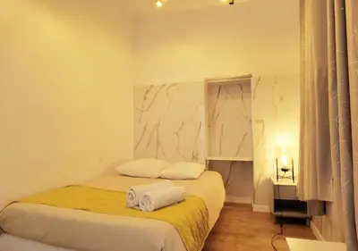 Un ou plusieurs lits dans un hébergement de l'établissement Le Marais Sunshine Apt 5 bdrs 3 mins to metro N3-10
