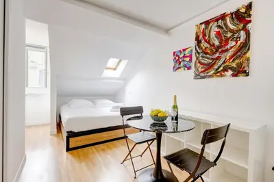 Coin salon dans l'établissement Suite Le Clery Perche sur les toits de Paris