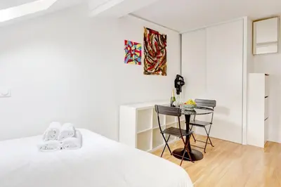 Un ou plusieurs lits dans un hébergement de l'établissement Suite Le Clery Perche sur les toits de Paris