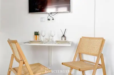 Télévision ou salle de divertissement dans l'établissement Nid elegant dans le Marais historique