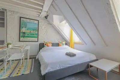 Un ou plusieurs lits dans un hébergement de l'établissement Studio Apartment-4P-City Centre Lescot With Netflix