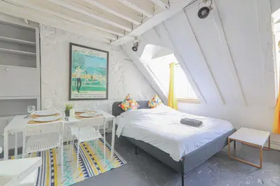 Un ou plusieurs lits dans un hébergement de l'établissement Studio Apartment-4P-City Centre Lescot With Netflix