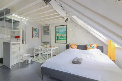 Un ou plusieurs lits dans un hébergement de l'établissement Studio Apartment-4P-City Centre Lescot With Netflix
