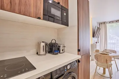 Cuisine ou kitchenette dans l'établissement Superb Parisian Suite-Pere Lachaise