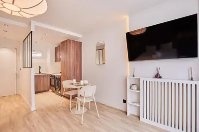 Télévision ou salle de divertissement dans l'établissement Superb Parisian Suite-Pere Lachaise
