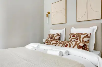 Un ou plusieurs lits dans un hébergement de l'établissement Charmant appartement 1BR - Village Batignolles