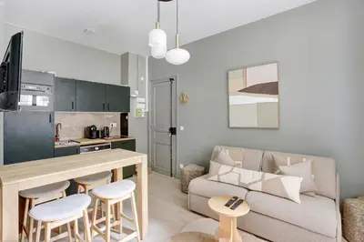 Cuisine ou kitchenette dans l'établissement Charmant appartement 1BR - Village Batignolles