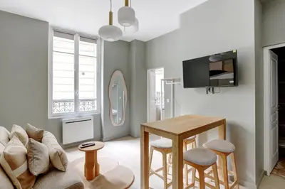 Télévision ou salle de divertissement dans l'établissement Charmant appartement 1BR - Village Batignolles
