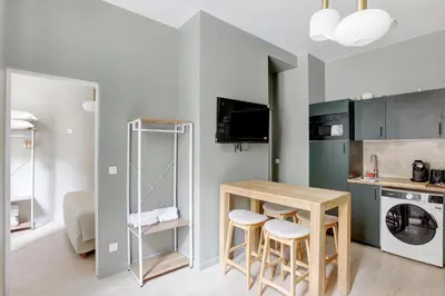 Cuisine ou kitchenette dans l'établissement Charmant appartement 1BR - Village Batignolles