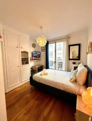 Un ou plusieurs lits dans un hébergement de l'établissement Cozy apartment Paris 18th