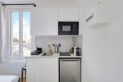 Cuisine ou kitchenette dans l'établissement Charming studio L028
