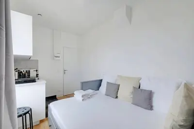 Un ou plusieurs lits dans un hébergement de l'établissement Charming studio L028