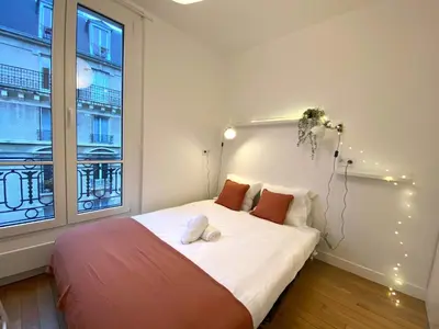 Un ou plusieurs lits dans un hébergement de l'établissement 443 Suite Gabin - Cosy Apartment Paris Center
