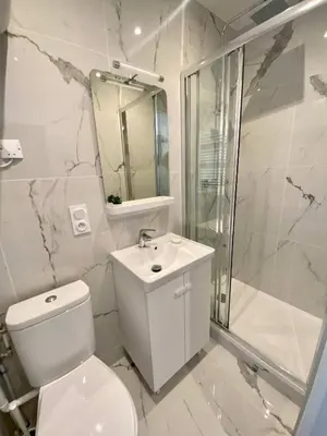 Salle de bains dans l'établissement 443 Suite Gabin - Cosy Apartment Paris Center