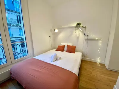 Un ou plusieurs lits dans un hébergement de l'établissement 443 Suite Gabin - Cosy Apartment Paris Center