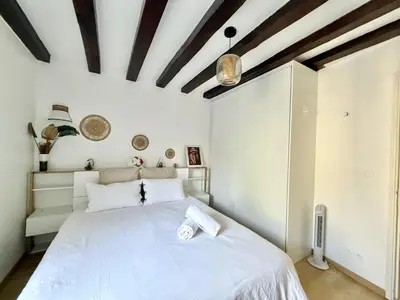 Un ou plusieurs lits dans un hébergement de l'établissement Paris center near Notre Dame 2 bedrooms with Balcony