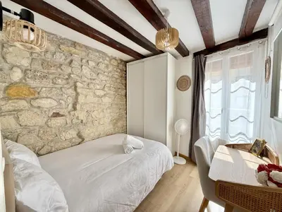 Un ou plusieurs lits dans un hébergement de l'établissement Paris center near Notre Dame 2 bedrooms with Balcony