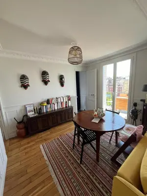 Coin salon dans l'établissement Appartement 8 personnes - terrasse sur espaces verts - vue Tour Eiffel