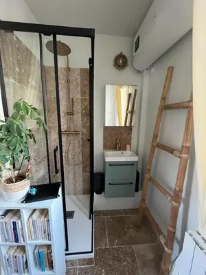Bibliothèque dans l'appartement