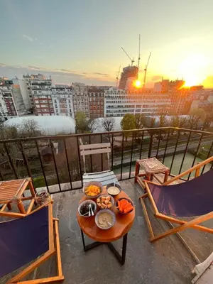 Balcon ou terrasse dans l'établissement Appartement 8 personnes - terrasse sur espaces verts - vue Tour Eiffel