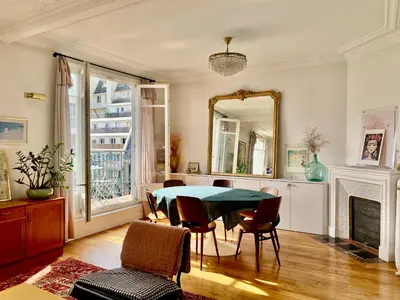 Coin salon dans l'établissement Parisian apartment with balcony