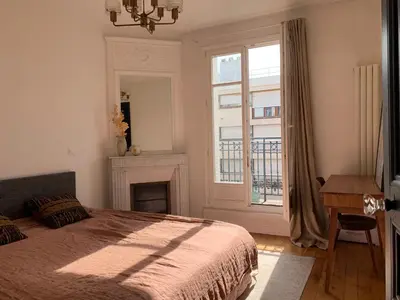 Un ou plusieurs lits dans un hébergement de l'établissement Parisian apartment with balcony