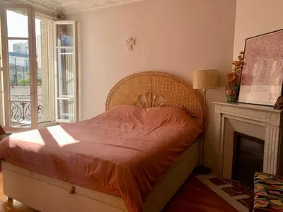 Un ou plusieurs lits dans un hébergement de l'établissement Parisian apartment with balcony