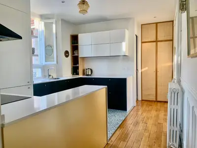 Cuisine ou kitchenette dans l'établissement Parisian apartment with balcony