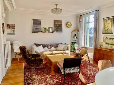 Coin salon dans l'établissement Parisian apartment with balcony