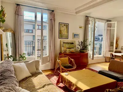 Coin salon dans l'établissement Parisian apartment with balcony